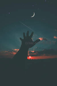 星月之下，伸手欲摘流星许愿