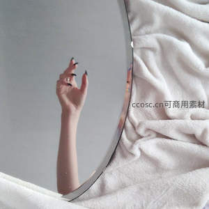 镜中倒影的手势充满艺术感