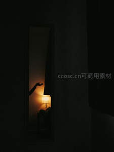 镜中剪影手触暖光灯温馨私密