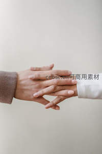 两双手交叠传递温暖与信任