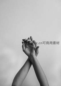 黑白背景下交叠的双手特写