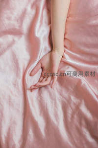 柔嫩手掌轻触粉色丝绸，尽显温柔