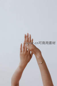 双手交叠展示钻戒，简约背景凸显璀璨光芒