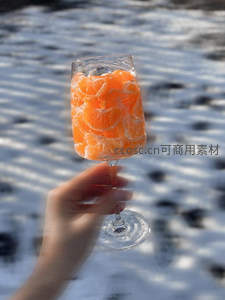 雪地捧橙汁，冬日暖阳里的甜蜜