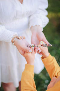 母子共捧雏菊，温馨亲子时光