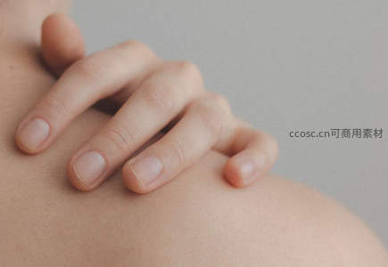 温柔手部特写，轻抚肌肤的细腻瞬间