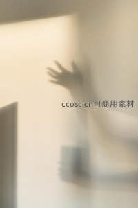 朦胧光影中，墙上的神秘手影