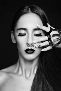 黑白时尚妆容，冷艳美人闭目沉思