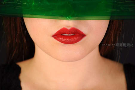 红唇与绿影的神秘邂逅