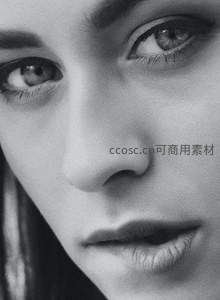 凝视镜头的深邃双眸