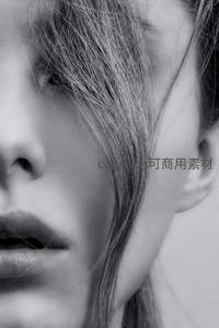 发丝轻拂面颊的朦胧美