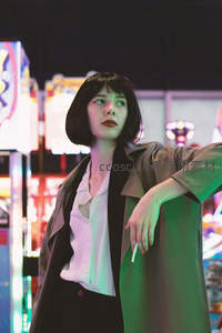 霓虹灯下的都市夜行者