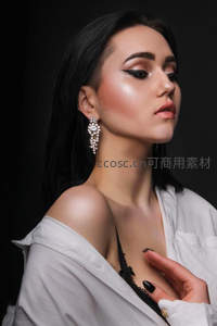 黑发美人佩戴闪亮耳环侧颜特写