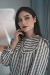 条纹衬衫女子，红唇轻抚发丝