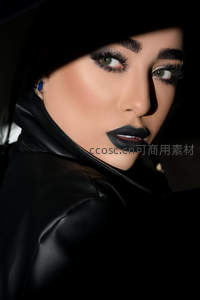 皮衣下的魅惑眼神，黑唇妆容特写