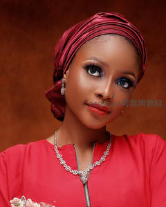 红衣头巾女子，精致珠宝点缀典雅妆容