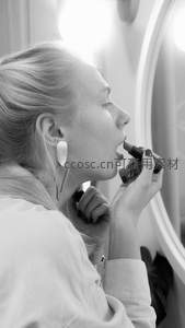 黑白镜前涂唇膏