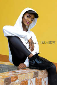 街头潮女白色卫衣运动风写真