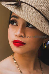 戴草帽红唇女性侧颜