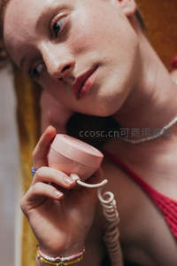 手握粉色小物的复古瞬间