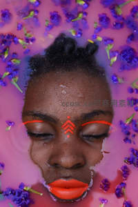 紫花浴中闭目黑肤女子