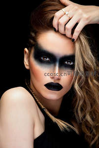 暗黑烟熏妆女性特写，手抚发丝