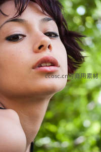 绿意盎然中仰望的短发女子