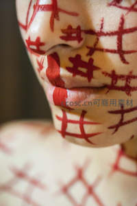 面部绘满红色井号符号的艺术照