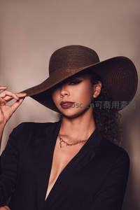 戴宽檐帽的优雅女士