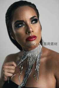 红唇闪耀，银链颈饰尽显奢华魅力