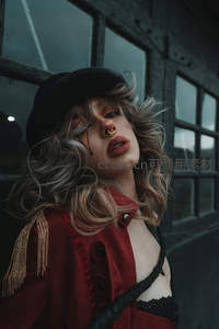 街头酷女，红衣黑帽个性张扬