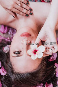 花间美人，花瓣环绕如梦似幻