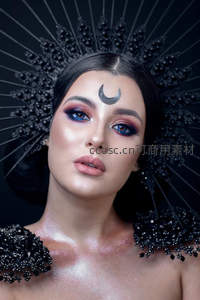 神秘月神妆容，黑珠冠冕与银粉肩颈辉映