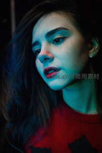 霓虹光影中的沉思少女