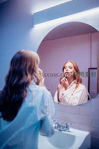 镜前晨妆的温柔时刻