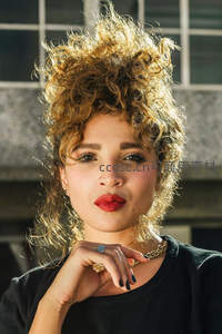 卷发红唇时尚女性街拍特写