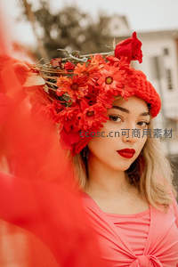 花冠少女街头红韵写真