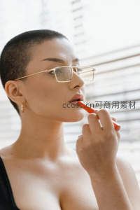 短发女子戴眼镜涂口红