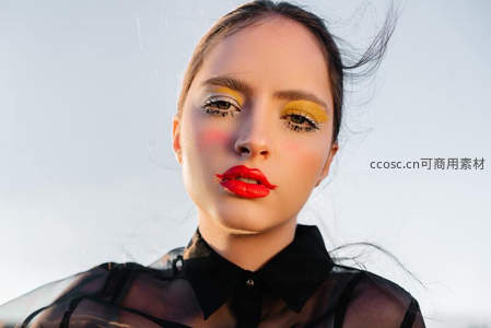 时尚妆容特写，红唇黄眼影吸睛