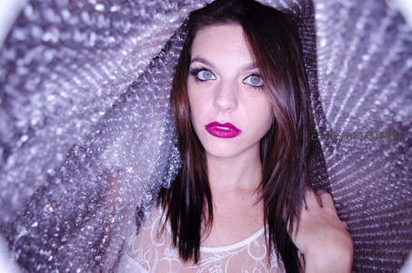 紫调人像，泡泡背景中的魅惑眼神