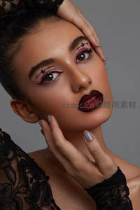 精致妆容与蕾丝的优雅结合