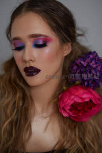 紫粉眼影配玫瑰花饰