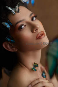 蝴蝶环绕的梦幻人像