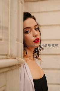 窗边红唇女子凝望