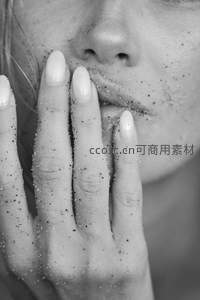 沙滩上的指尖轻触