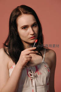 手持口红的沉思少女