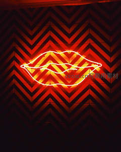 霓虹红唇灯饰点亮几何暗墙