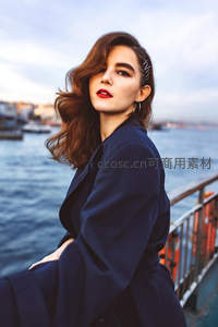 海边码头风衣女郎回眸凝望