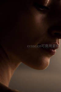 光影下的侧颜特写