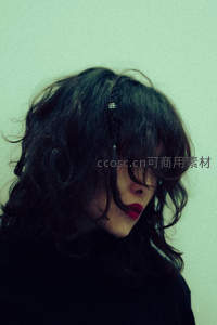 卷发遮面的忧郁